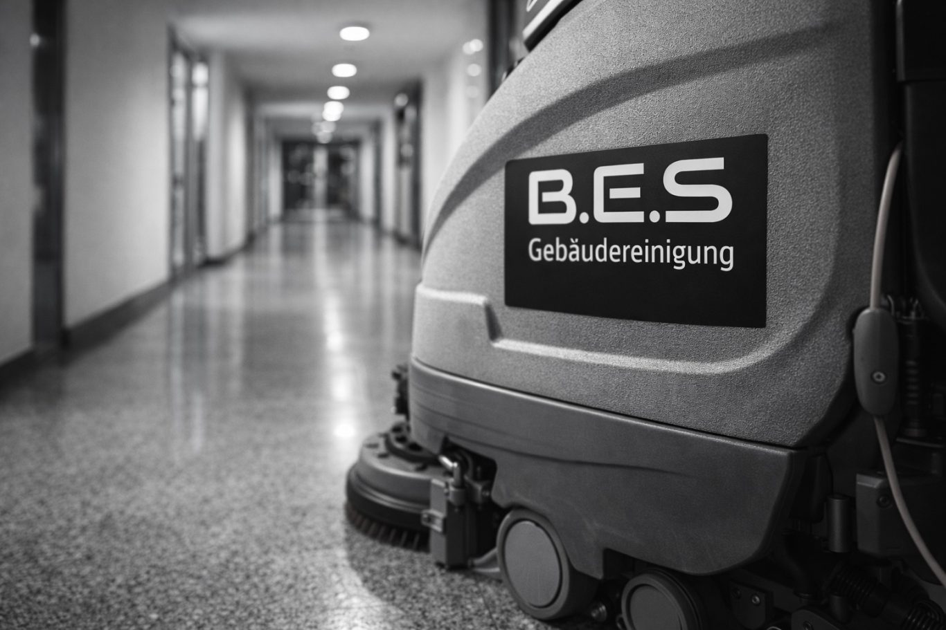 Gebäudereinigung Reinigungsmaschine mit "B.E.S." Aufkleber in einem langen Flur.